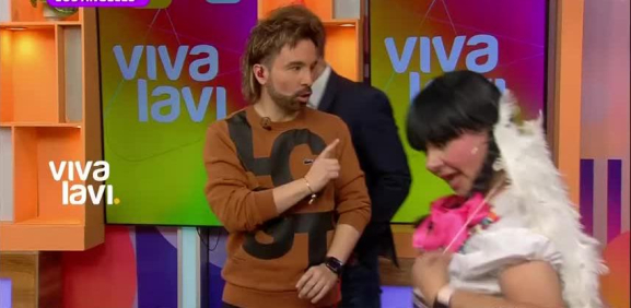 Casi descalabran a 'Chicken' durante el programa