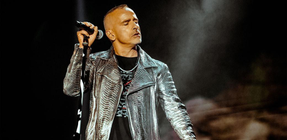 Fan se "desnuda" frente a Eros Ramazzotti en su concierto