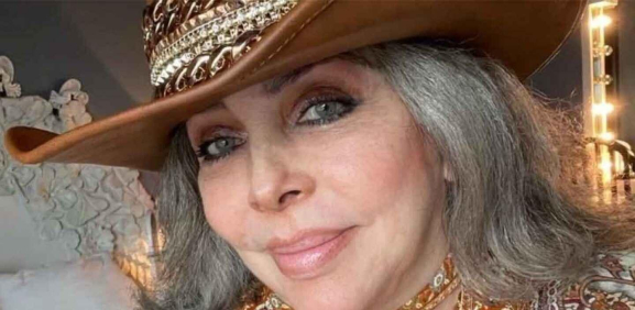 Verónica Castro recibe galardon especial en Premios Aura