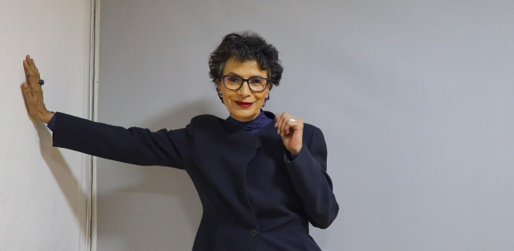 Patricia Reyes Spíndola abandona rueda de prensa tras la muerte de su hermana