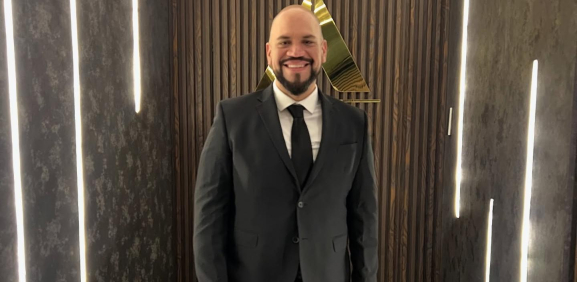En 'SNSerio' anuncian un video despedida del icónico productor de la barra nocturna