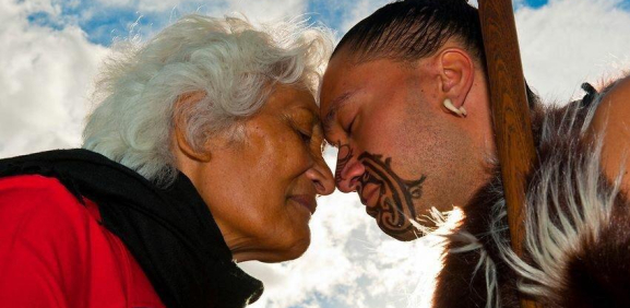 #1 Pocas acciones hay más respetuosas que el tradicional saludo maorí. El contacto facial lo es todo. 
