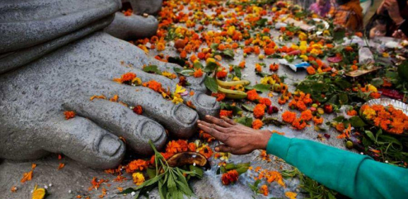 #2 Los hindúes sienten pasión por los ancianos, hasta tal punto que les saludan arrodillándose ante ellos y tocándoles los pies. 