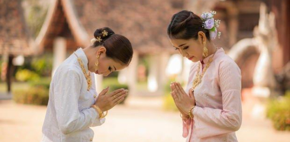 #3 El saludo de los tailandeses se llama “Wai” y consistente en una reverencia juntando las manos.