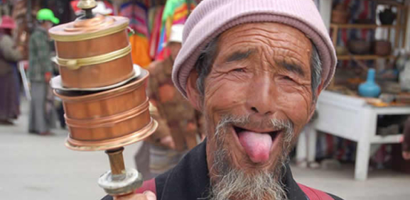 #5 Los Tibetanos saludan sacando la lengua. ¿Chistoso no creen?.