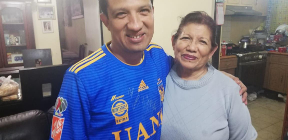 Carlos Manuel Ramos luce la playera de Gignac junto a su mamá, la señora María de la Luz Aguirre