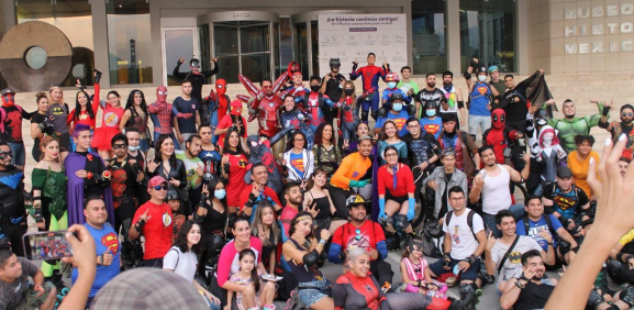 Una vez al mes, Comunidad Roller Monterrey organiza rutas temáticas donde participan cientos de personas