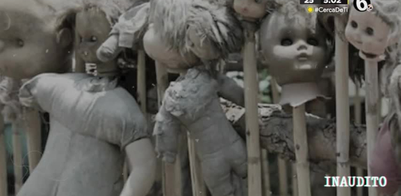 Uno de los atractivos más misteriosos,  ya que en la isla viven miles de muñecas.