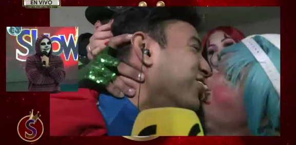 Este payaso se pasa de listo con el conductor.