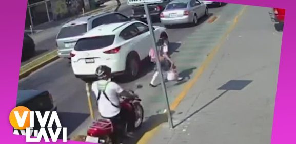 La joven intentaba cruzar la calle cuando fue arrastrada por el motociclista.