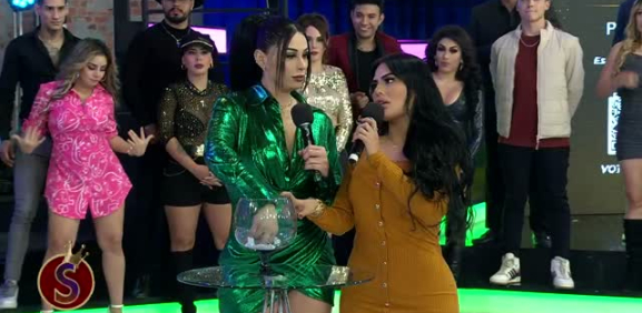 Todo el elenco y colaboradores recogen su papelito para este intercambio del programa.