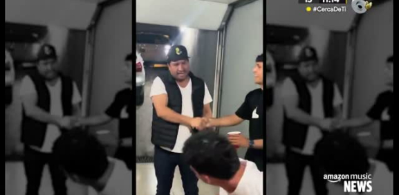 El cantante los sorprendió son su visita.