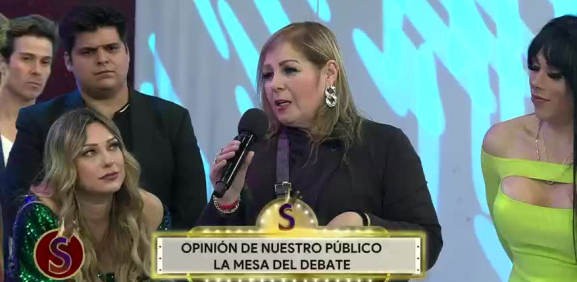 La señora habla sobre su preocupación por su hija y pedir rechace el regalo