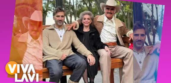 Familia de Vicente Fernández posan con estatua del cantante