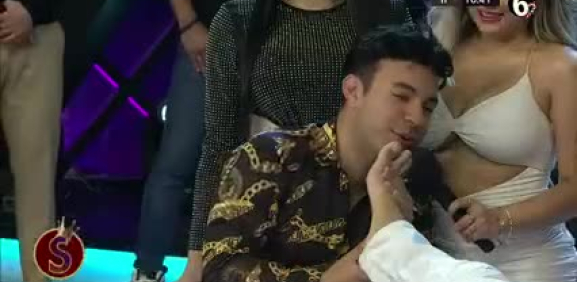 Ahora el chico ocupa el lugar de Datsy en los masajes del programa