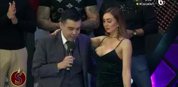 Como cada que cubre a Chavana en el programa, Aleida espera el regreso de Ángel Castro