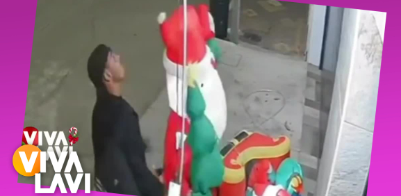 Sujeto es captado robando adornos de navidad en una casa