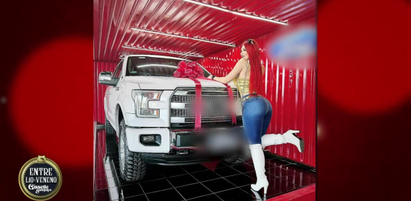 ¿De madera? tal parece que la chica al entrar a la pantalla chica se da sus lujos