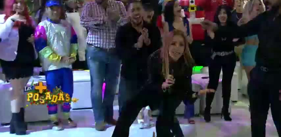 Tremenda manera de presentar a la conductora de esta noche de 'Las Posadas'