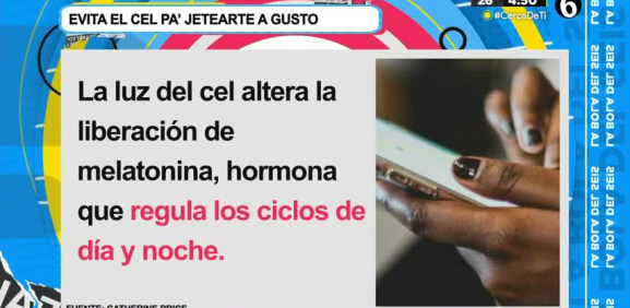 Se dice que es mala idea ver el celular al estar acostado con la luz apagada.