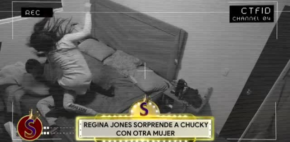 Como el periodista que es Chavana consigue los videos de la casa del chico y ver como Regina entró a su cuarto.