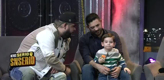 El niño saca lo mejor de su padre en pleno programa