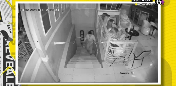Este sujeto sorprendió a la persona de seguridad y al público al llegar de esta manera al lugar