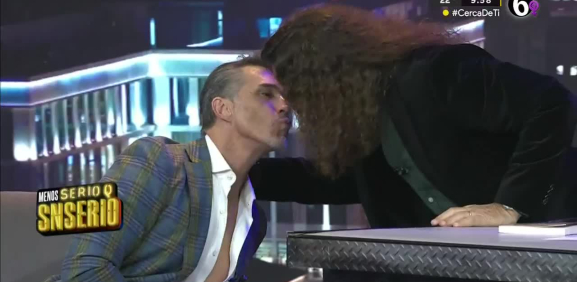 En pleno programa es Sergio Mayer quien afirme que no tiene problema en dar un beso a un hombre