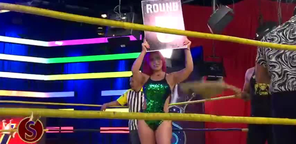 Tras su regreso la chica pone la muestra de porte y elegancia en el estudio