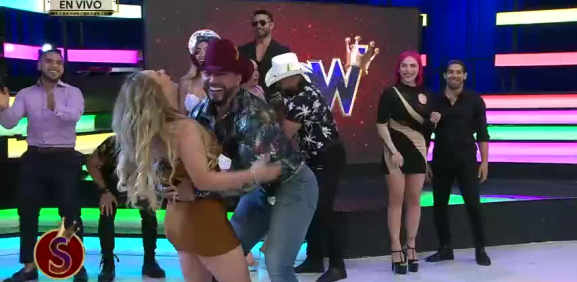 El chico terminó en el piso al ver como su pantalón se rasgó