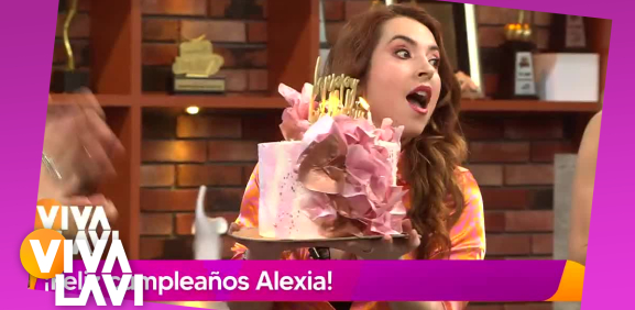 Sorprende a Alexia por su cumpleaños