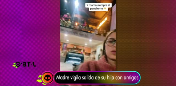 Madre "vigila" a su hija en una salida con amigos