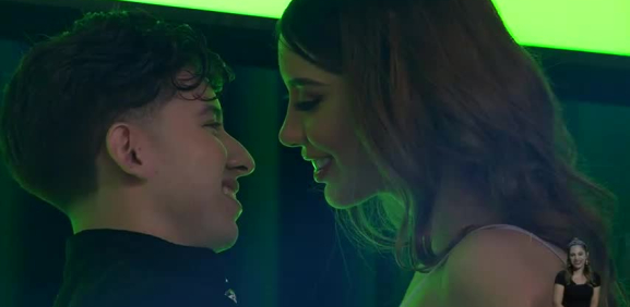 La nueva protagonista del reality tiene un encuentro romántico con Alex en la serenata