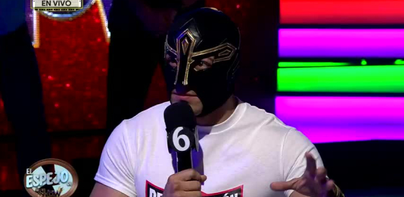 El luchador de 'Mitad y Mitad' sorprende con su llegada al programa.