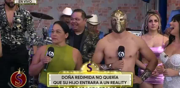 Tremenda sorpresa para el luchador al ver llegar a su mamá