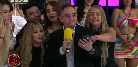 En el programa el conductor comparte su teléfono sin imaginar que se vería esto.