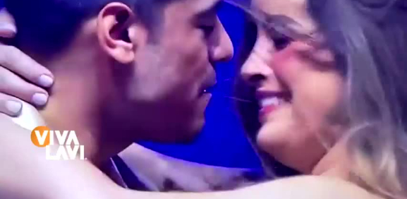 Los cantantes sorprendieron con tremendo beso