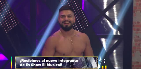 El chico de la barra nocturna llega para quedarse en 'Es Show el musical'