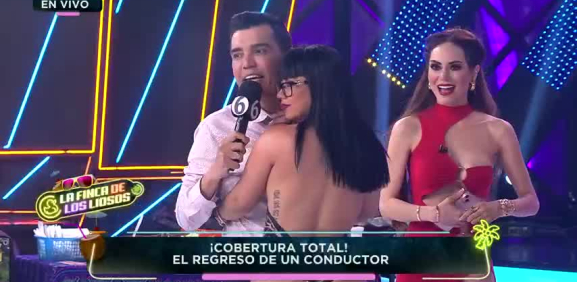 La sensual chica hace de las suyas para poner nervioso al conductor