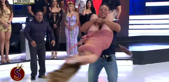 La sensual invitada es sorprendida con el tradicional helicóptero