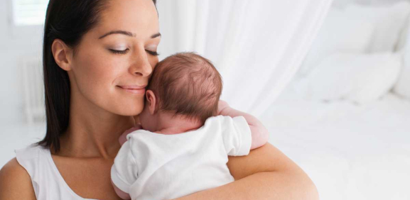 Mamá defiende a su hijo durmiendo en el baño