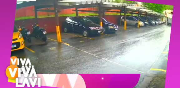 Techo de un estacionamiento se derrumba sobre 20 autos