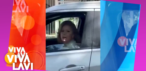 Mujer arrastra a perrito amarrado a su camioneta