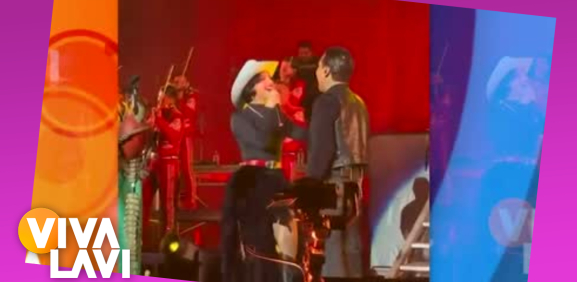 Christian Nodal y Ángela Aguilar recrean su 'meme' en el escenario