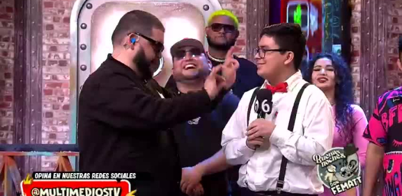 El conductor decide hablar muy serio con este chico de la grada