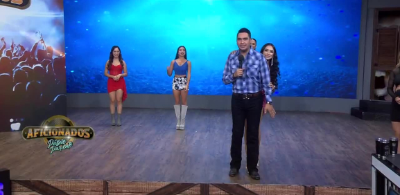 La bella chica así se muestra en el programa