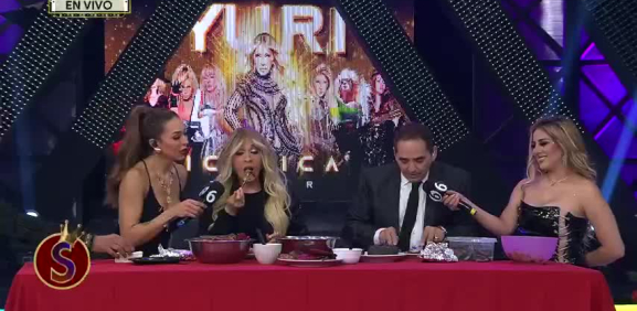 Chavana le enseña a Yuri como comer carne asada al estilo regio