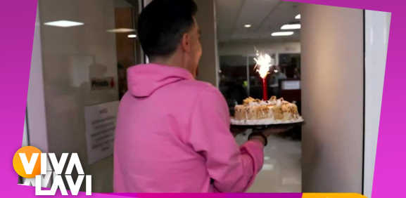 Ángel Castro sorprende a cumpleañera