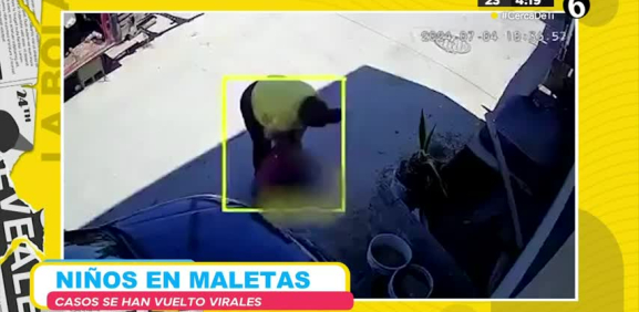 De manera extraña esta gente lleva un infante dentro de una maleta