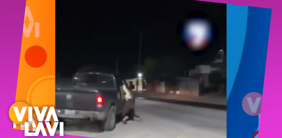 Mujer se cuelga de camioneta para perseguir a su novio y su amante